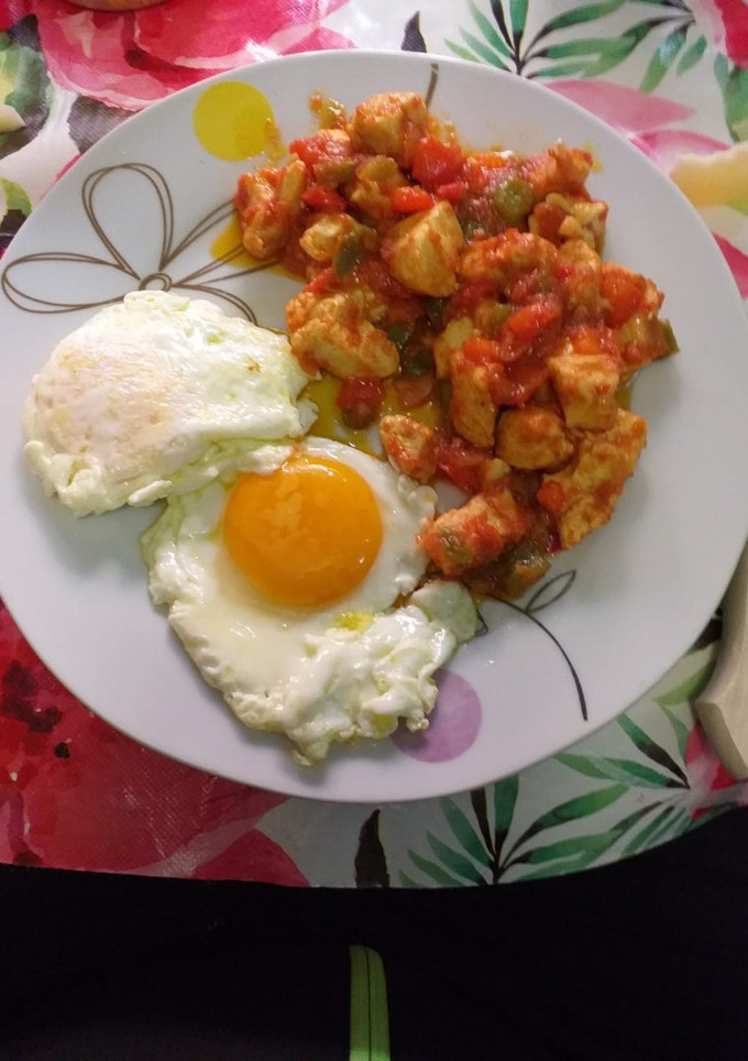 Una foto de Pollo con pisto y huevo a la plancha