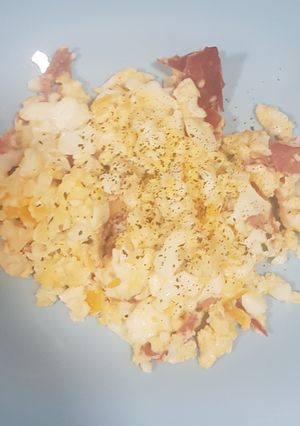 Una foto de Revuelto de huevo con jamón