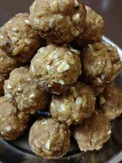 गुड़ गोंद आटा ड्राई फ्रूट्स लड्डू (gur gond atta dry fruits ladoo recipe in HIndi) रेसिपी मुख्य फोटो