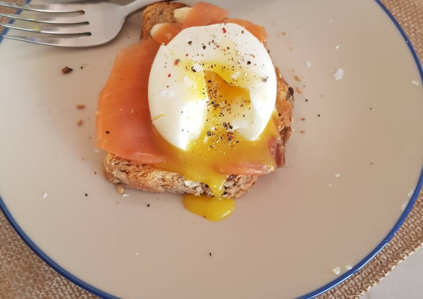 Tostada con salmón y huevo pasado por agua