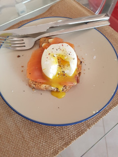 Una foto de Tostada con salmón y huevo pasado por agua