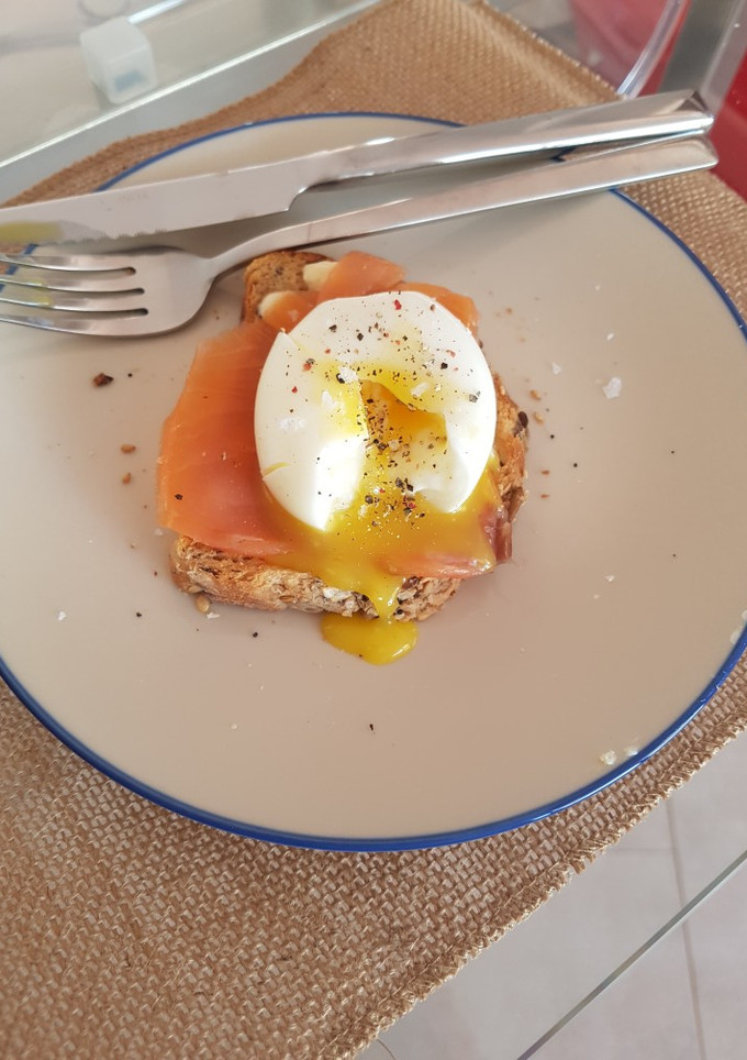 Una foto de Tostada con salmón y huevo pasado por agua