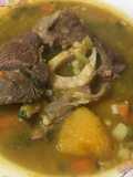 Sopa con osobuco, vegetales y verduras