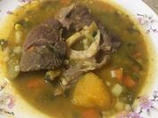 Una foto de sopa de zapallo y arvejas