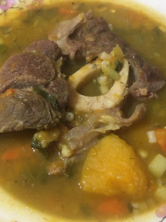 Una foto de Sopa con osobuco, vegetales y verduras