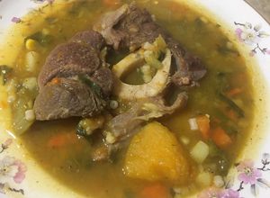 Una foto de Sopa con osobuco, vegetales y verduras