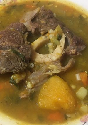 Una foto de Sopa con osobuco, vegetales y verduras