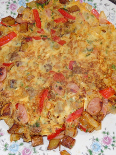Una foto de Tortilla de papas con longanicillas de campo