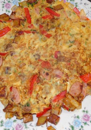 Una foto de Tortilla de papas con longanicillas de campo