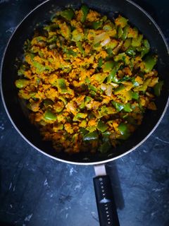 शिमला मिर्च बेसन भुर्जी (Shimla mirch besan bhurji recipe in hindi) रेसिपी मुख्य फोटो
