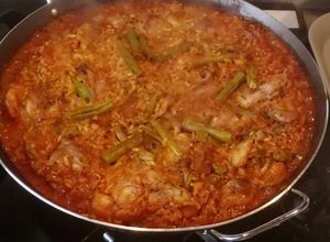Una foto de Paella de Pollo y Conejo