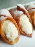 Canolis de requesón y chocolate blanco