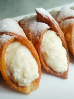 Una foto de Canolis de requesón y chocolate blanco