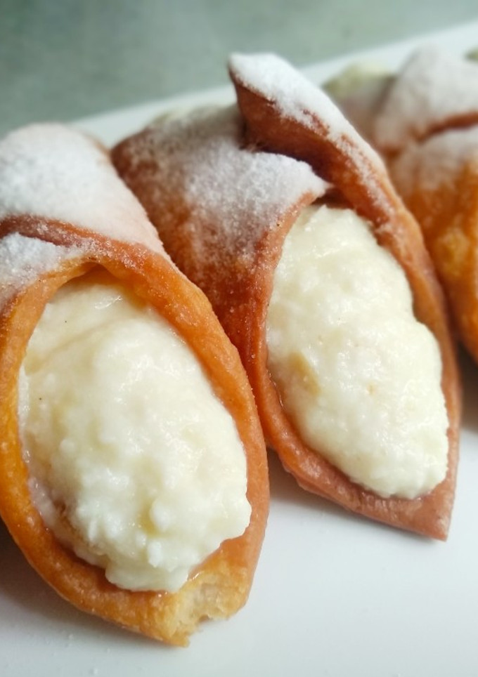 Una foto de Canolis de requesón y chocolate blanco