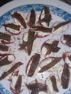 Una foto de Tomate cherrys con anchoas