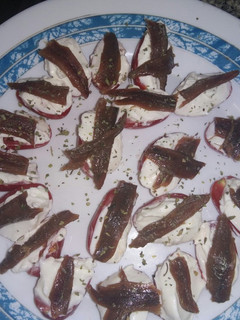 Una foto de Tomate cherrys con anchoas
