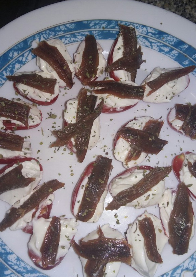 Una foto de Tomate cherrys con anchoas