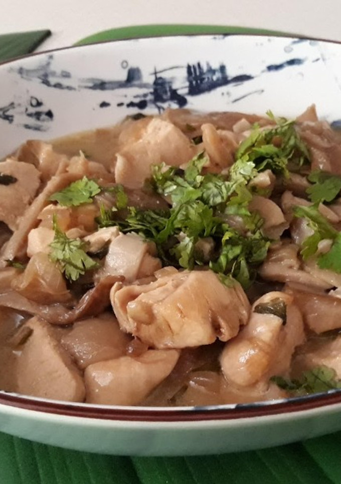 Una foto de Pollo estilo tailandés en salsa de coco