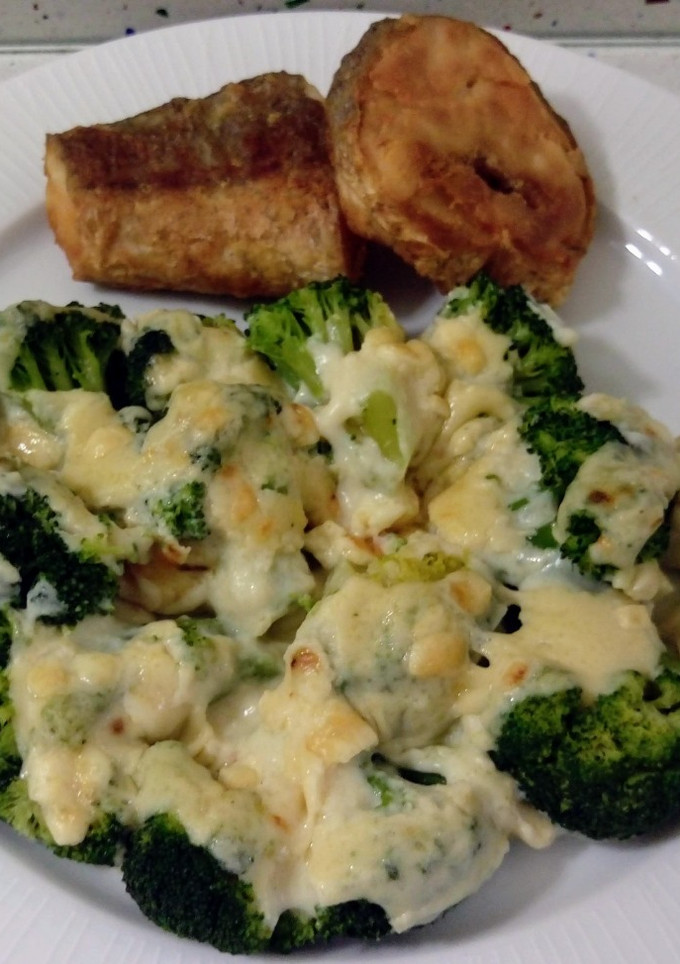 Una foto de Merluza frita y brócoli gratinado con queso de cabra