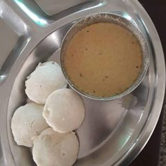 A picture of Idli with coconut chutney.