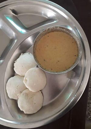 A picture of Idli with coconut chutney.
