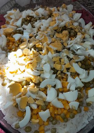 Una foto de Ensalada de arroz, arvejas, choclo y huevo
