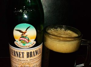 Una foto de Fernet Branca, la bebida que en Argentina 🇦🇷 se toma con Coca-Cola Receta Popular Argentina 🇦🇷
