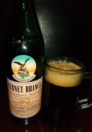 Una foto de Fernet Branca, la bebida que en Argentina 🇦🇷 se toma con Coca-Cola Receta Popular Argentina 🇦🇷
