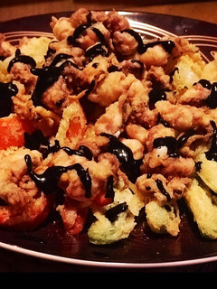 Una foto de Témpura de verduras y chopitos con tinta de calamar 🦑
