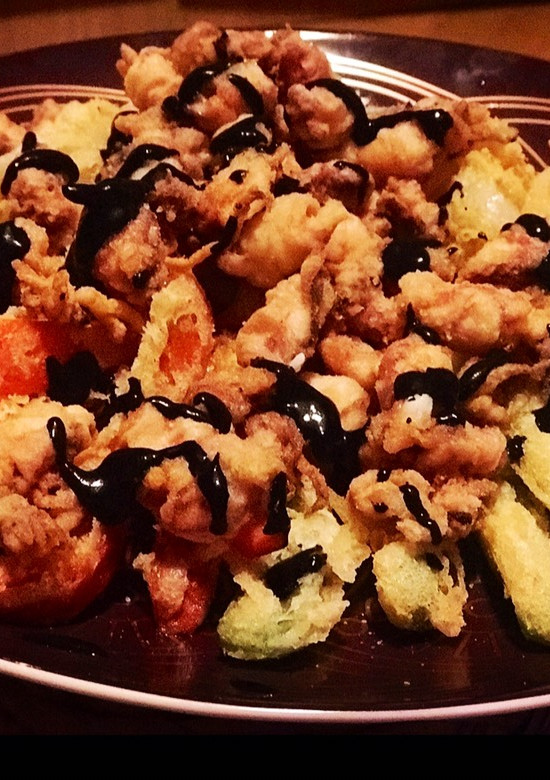 Una foto de Témpura de verduras y chopitos con tinta de calamar 🦑