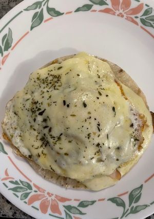 Una foto de Arepa de chía, linaza y ajonjolí - con queso 🧀 de almendras, huevo y jamón de pollo 🍗