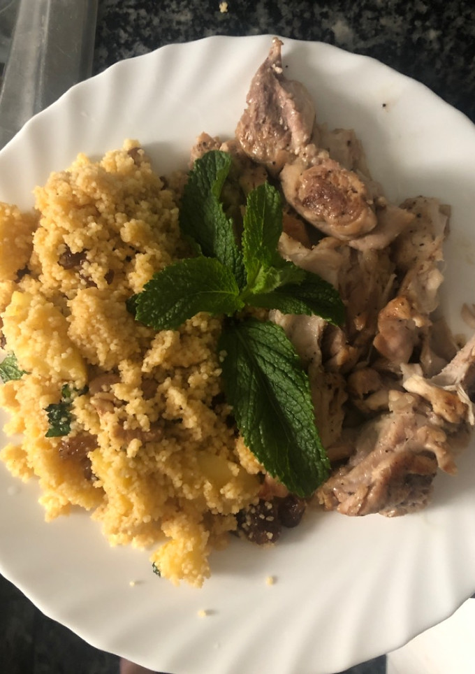 Una foto de 176. Cuscús con manzana, hierbabuena y contramuslo de pollo (principal carne)