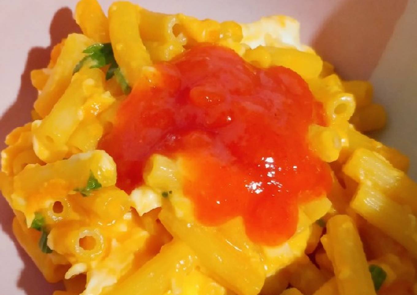 Cheese macaroni with sauce