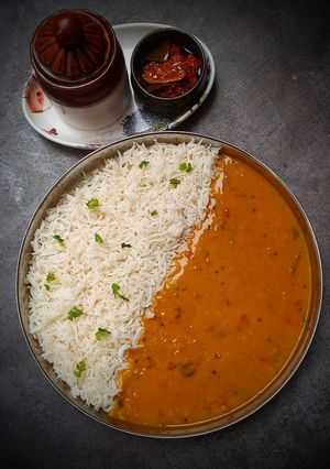 A picture of Arhar dal aur chawal.