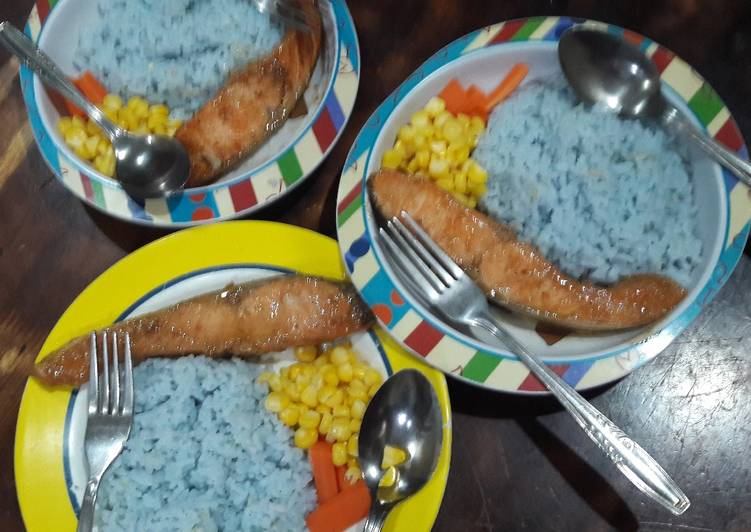 Nasi Uduk biru bunga telang Magic Com dengan Salmon Panggang Bbq
