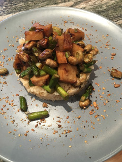 Una foto de Timbal de bulgur con espárragos y seitan