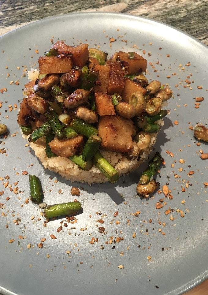 Una foto de Timbal de bulgur con espárragos y seitan