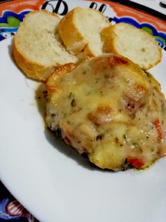 Una foto de Portobello gratinado relleno de verduras