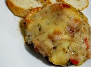 Una foto de Portobello gratinado relleno de verduras