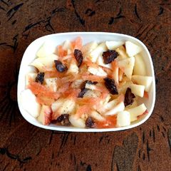 A picture of Fruit, veg chaat🍎🍎🥕🧆.
