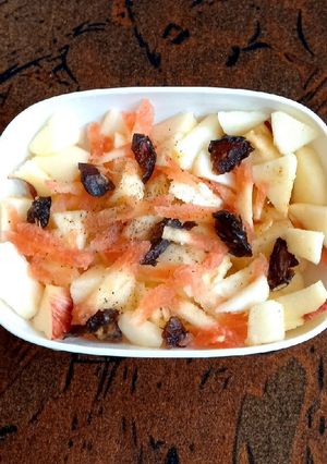 A picture of Fruit, veg chaat🍎🍎🥕🧆.