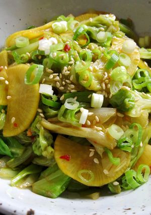 A picture of Takuan & Cabbage Ponzu Salad.