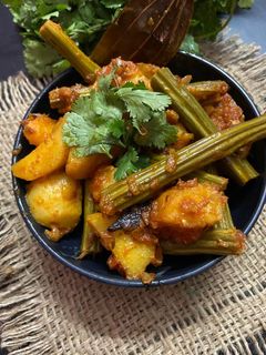 आलू सहजन की सब्जी (aloo sahjan ki sabzi recipe in Hindi) रेसिपी मुख्य फोटो
