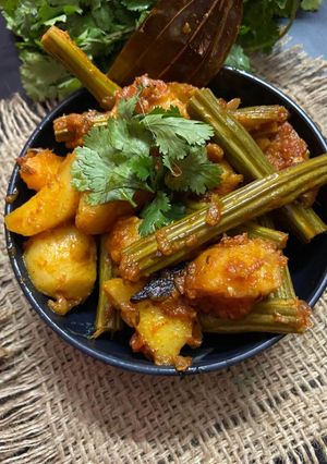 आलू सहजन की सब्जी (aloo sahjan ki sabzi recipe in Hindi) रेसिपी मुख्य फोटो