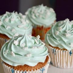 A picture of Snowflake Cupcakes.