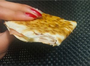 Una foto de Quesadillas de jamón y queso.🧀