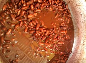 Una foto de Frijoles cocinados en leña 🇸🇻