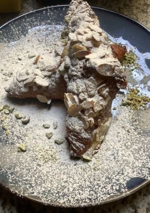 Une photo de Croissant 🥐🥐aux amandes🥜☕️goûter 🌰🥄gourmand