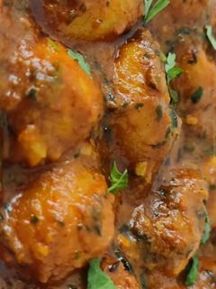 દમ આલુ (Dum Aloo Recipe In Gujarati) રેસીપી મુખ્ય ફોટો