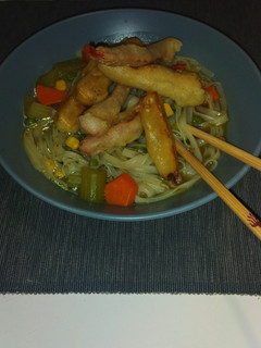 Una foto de Noodles de arroz con verduras y tempura 😍🥕🍜🥦